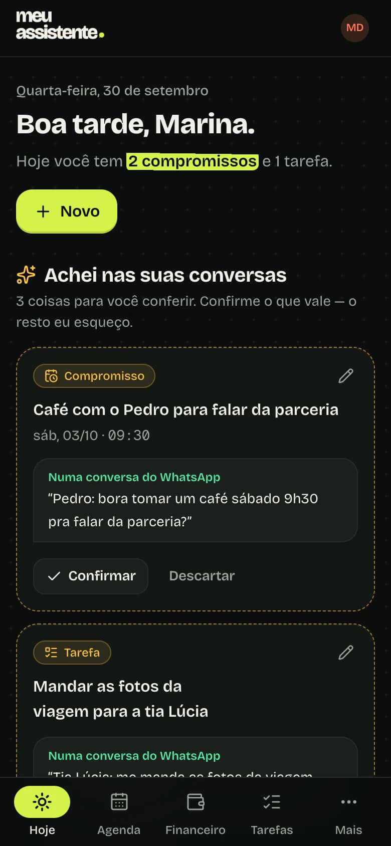 O Hoje no celular: “Boa tarde, Marina. Hoje você tem 2 compromissos e 1 tarefa.” Logo abaixo, o que ele achou nas conversas para ela confirmar — um café com o Pedro no sábado, às 9h30, e as fotos da viagem para a tia Lúcia.